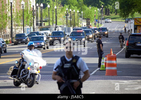 Präsident Trump Kräfteverschiebungen Autokolonne fährt hinunter 15th Street nähert sich das Weiße Haus in Washington DC USA Stockfoto