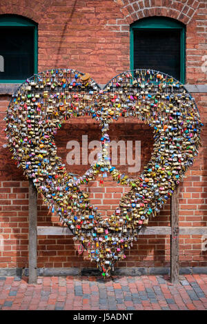 Mathew Rosenblatt Vorhängeschlösser, Schlösser, Herzform, Herzsymbol, Liebessymbol, Liebeskonzept, valentine, Distillery District Toronto, Ontario, Kanada. Stockfoto