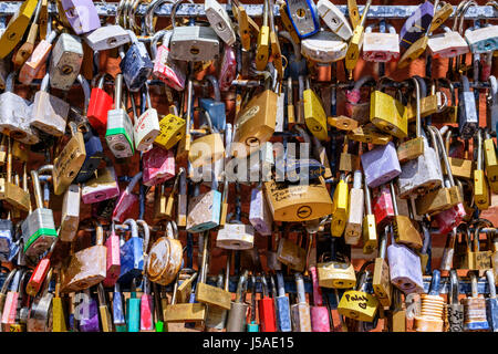 Nahaufnahme von Liebesschlössern in der Distillery Historic District, Toronto, Ontario, Kanada. Hintergrund, Mathew Rosenblatt Liebeskonzept, Vorhängeschlösser Stockfoto