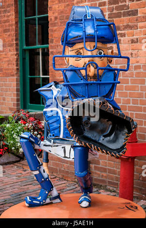 Metall-Skulptur Darstellung einer Blue Jays Baseball Fänger, Empfänger, Spieler, Junk-e-Kunst, The Distillery Historic District, Toronto, Ontario, Kanada. Stockfoto