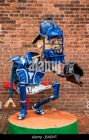 Metall-Skulptur Darstellung einer Blue Jays Baseball Fänger, Empfänger, Spieler, Junk-e-Kunst, The Distillery Historic District, Toronto, Ontario, Kanada. Stockfoto