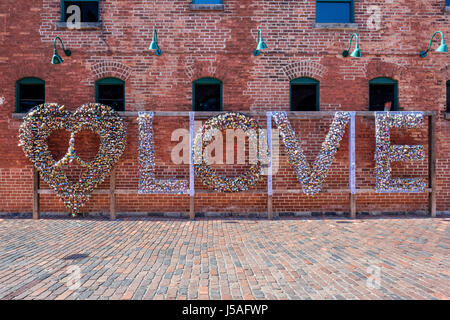 Wortliebe mit Vorhängeschlössern, Mathew Rosenblatt Liebessymbol, Liebeskonzept, valentine, Herzvorhängeschloss, The Distillery District, Toronto, Ontario Stockfoto