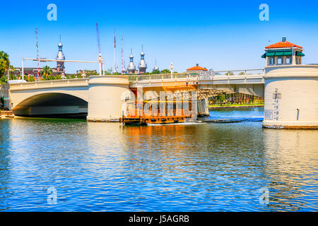 Wasser-Taxi unterquert die Kennedy Weststraße Zugbrücke über den Hillsboro River in Downtown Tampa FL Stockfoto