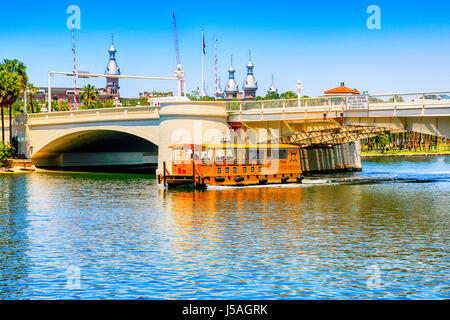 Wasser-Taxi unterquert die Kennedy Weststraße Zugbrücke über den Hillsboro River in Downtown Tampa FL Stockfoto