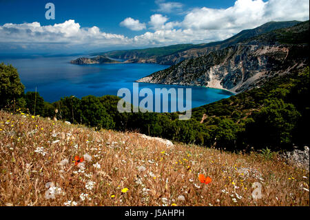 Myrtos Bay, Kefalonia, Griechenland, 2017. Blick von der östlichen Küste von Kefalonia und das tiefblaue Ionische Meer in der Nähe der beliebten Myrtos Strand im Frühjahr. Stockfoto