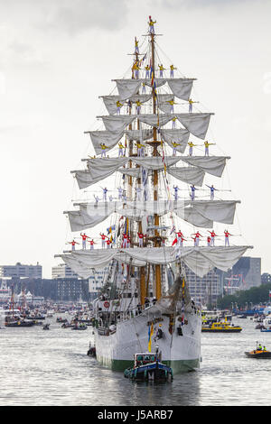 Amsterdam, Niederlande. 19. August 2015. SAIL Amsterdam 2015, Segeln In Parade am ersten Tag (von 5, 19. bis 23. August) um IJhaven: drei Masten Viermastbark, ARC Gloria, training Schiff der kolumbianischen Marine, Kolumbien. SAIL Amsterdam ist ein quinquennial maritimen Events in Amsterdam in den Niederlanden. Großsegler aus aller Welt besuchen die Stadt, in seinem östlichen Hafen festmachen. -Fotocredit: Christian Lademann Stockfoto