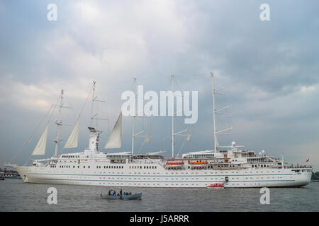 Amsterdam, Niederlande. 19. August 2015. SAIL Amsterdam 2015, Segeln In Parade am ersten Tag (von 5, 19. bis 23. August): Kreuzfahrt Segelschiff Wind Surf, eines der größten Segeln Kreuzfahrtschiffe der Welt. SAIL Amsterdam ist ein quinquennial maritimen Events in Amsterdam in den Niederlanden. Großsegler aus aller Welt besuchen die Stadt, in seinem östlichen Hafen festmachen. -Fotocredit: Christian Lademann Stockfoto