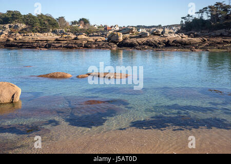 Klares Wasser und felsige Küstenlinie entlang der Côte de Granit Rose zwischen Munitionsdepot und Saint-Guirec, Bretagne, Frankreich Stockfoto