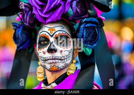 Eine junge Frau, gekleidet wie La Catrina, führt im Laufe des Tages der Toten Festival in Mexico City, Mexiko. Stockfoto