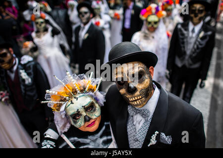 Junge Paare, kostümiert als La Catrina, Spaziergang durch die Stadt während des Tages der Toten feiern in Mexico City, Mexiko. Stockfoto
