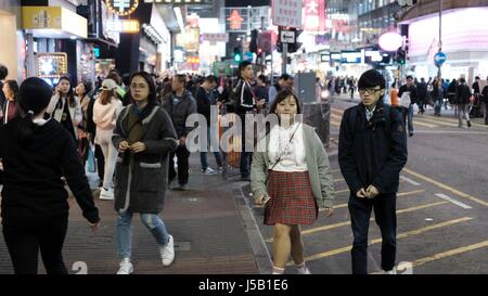 Fußgängerzone Passanten durch der Ladies Market in Mongkok Kowloon Hong Kong Stockfoto