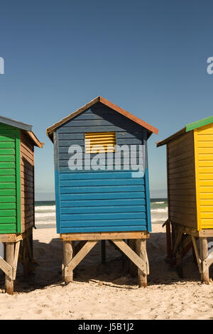 Bunte Hütten auf Sand gegen klarer Himmel am Strand Stockfoto