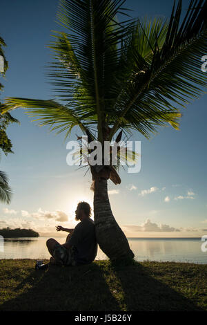 Mann Rauchen unter Palmen Stockfoto