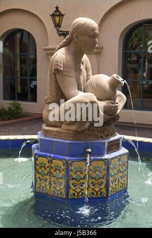 Aztekische Frau aus Tehuantepec, Brunnen im Freien von 1935 und Skulptur von Donal Hord, im Innenhof des Hauses der Gastfreundschaft des Balboa Parks, San Diego, Kalifornien Stockfoto