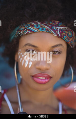 Close-up Portrait Frau mit Stirnband Stockfoto