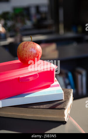 Nahaufnahme von roten Apfel auf Tiffin Box Bibliothek in der Schule Stockfoto