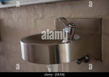 Nahaufnahme von Trinkwasser Wasserhahn am Waschbecken in der Schule Stockfoto