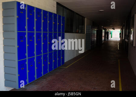 Blaue Schließfächer im Korridor in der Schule Stockfoto