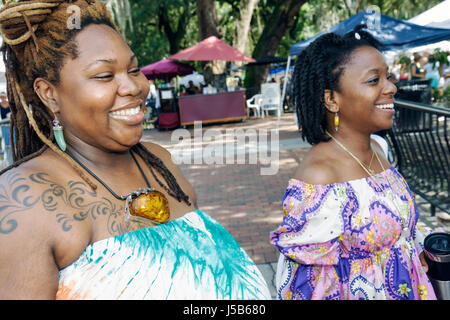 Orlando Florida, Lake Eola Park, Bauernmarkt, Schwarze Frauen, bernsteinfarbene Halskette, Frisur, Tattoo, Luxus, gut angezogen, exotisch, lächeln, lächeln, FL0808240 Stockfoto