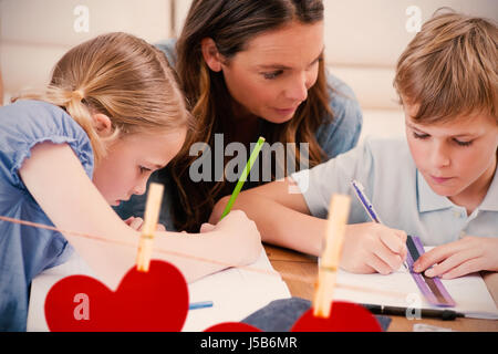 Herzen auf Linie gegen Mutter ihren Kindern Hausaufgaben zu helfen Stockfoto