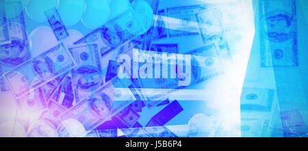 Bündel von uns hundert-Dollar-Banknoten gegen Baum von Glasbau gegen bewölktem Himmel Stockfoto