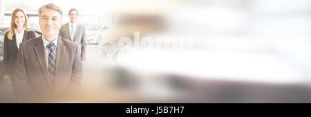 Gruppe des Lächelns Business Team stehen gemeinsam an neuen Autohaus Stockfoto