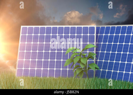 Flare-gegen die blauen und orangefarbenen Himmel mit Wolken Stockfoto