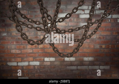 3D-Bild eines verknüpften metallischen Ketten hängen gegen Mauer Stockfoto