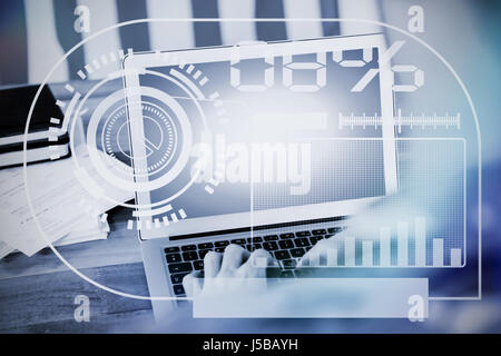 Digital erzeugte Bild von mehreren Diagrammen und Graphen gegen Soldaten mit laptop Stockfoto