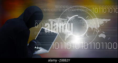 Hacker mit Laptop vor einem dunklen Hintergrund Stockfoto