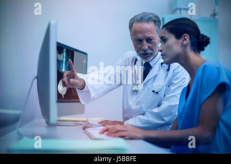 Menschlichen Gehirns mit DNA-Struktur und Berichte gegen männlichen Arzt mit Krankenschwester diskutieren über computer Stockfoto