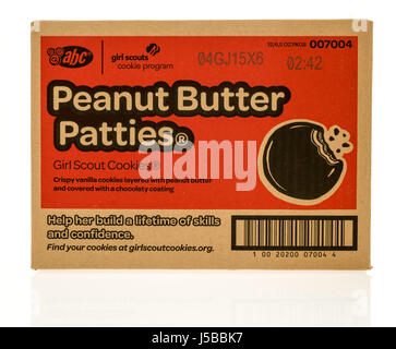 Winneconne, Wisconsin - 27. März 2017: ein Fall von Erdnussbutter Bratlinge Girl Scout Cookies auf einen isolierten Hintergrund. Stockfoto