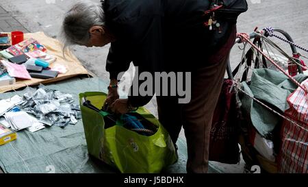 Alte Leute kaufen und verkaufen ihre Sachen Yen Chow St Flohmarkt in Sham Shui Po Kowloon Hong Kong Stockfoto