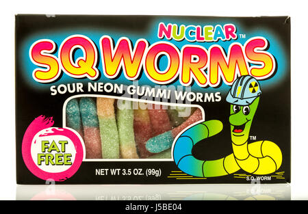 Winneconne, Wisconsin - 15. Mai 2017: eine Schachtel mit nuklearen Sqworms sauer Neon Gummibärchen Würmer auf eine isolierte Hintergrund. Stockfoto