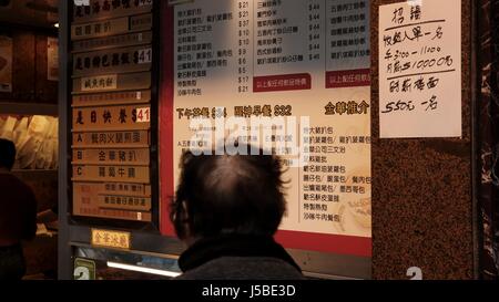 Haar-Verlust kahle Stelle auf der Rückseite ein Mans Kopf Alopecia Areata zu Fuß übergeben eine chinesische Restaurant In Hong Kong Stockfoto