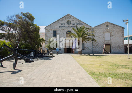 Fremantle, WA, Australien-November 13, 2016:Shipwreck Galerien Western Australian Museum mit Anker-Display und Touristen in Fremantle, Western Australia Stockfoto