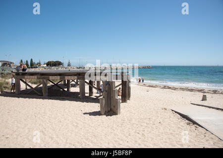 Fremantle, WA, Australien-November 13,2016: Menschen bei der Badenden Strand mit Plattform, Yachthafen und den Indischen Ozean Wasser in Fremantle, Western Australia. Stockfoto