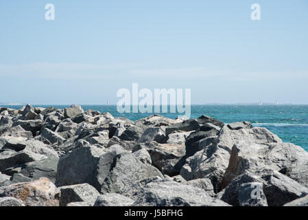 Felsigen Buhne entlang der Küste des Indischen Ozeans unter einem strahlend blauen Himmel in Fremantle, Western Australia. Stockfoto