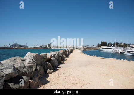 Sandy Fußweg entlang der Royal Perth Yacht Club mit Buhne, Ansicht des Schifffahrtsmuseums mit Kränen und den Indischen Ozean in Fremantle, Western Australia Stockfoto