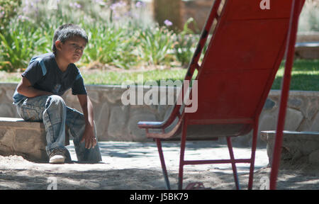 Aborigines Kind in einem Park. Cachi, Provinz Salta, Argentinien Stockfoto