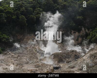 Schwefelquelle und Drive-in-Vulkan, St Lucia Smoke steigt aus dem Laufwerk in gesehen Vulkan und Schwefel Frühling in St. Lucia, Karibik Stockfoto