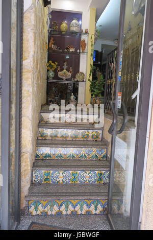 Handbemalte fliesen Scalinata di Santa Maria del Monte Treppen in Venice Stadt, Insel Sizilien, Italien. Stockfoto