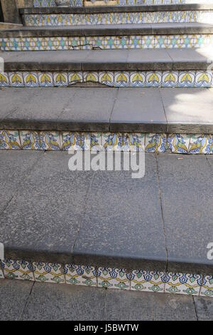 Handbemalte fliesen Scalinata di Santa Maria del Monte Treppen in Venice Stadt, Insel Sizilien, Italien. Stockfoto