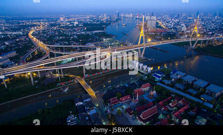 Luftaufnahme von Bhumibol Brücke wichtige Wahrzeichen und Verkehr Verkehrsmittel in Bangkok thailand Stockfoto