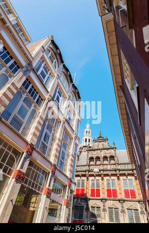 Den Haag, Niederlande - 21. April 2016: Straße mit Blick auf das alte Rathaus in den Haag. Es ist ein Renaissancestil Gebäude, erbaut im Jahre 1565, Apart Stockfoto