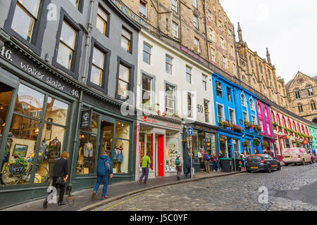 Edinburgh, Scotland, UK - 12. September 2106: Victoria Street in der Altstadt mit unbekannten Menschen. Die Altstadt mit vielen Reformationszeit Bui Stockfoto