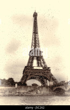 Eiffelturm im Regen, Burn, Frankreich Stockfoto