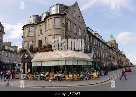 Edinburgh, UK - 10. September 2016: Kreuzung von Hoffnung und Queensferry Street mit unbekannten Menschen. Edinburgh ist die Hauptstadt von Schottland, seine histor Stockfoto