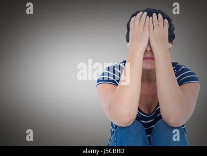 Digitalen Verbund von Frau sitzt mit den Händen auf Gesicht vor grauem Hintergrund Stockfoto