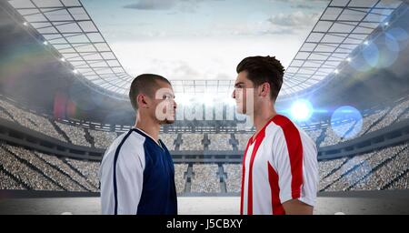Digital Composite zuversichtlich Fußball Spieler sahen einander im Stadion Stockfoto